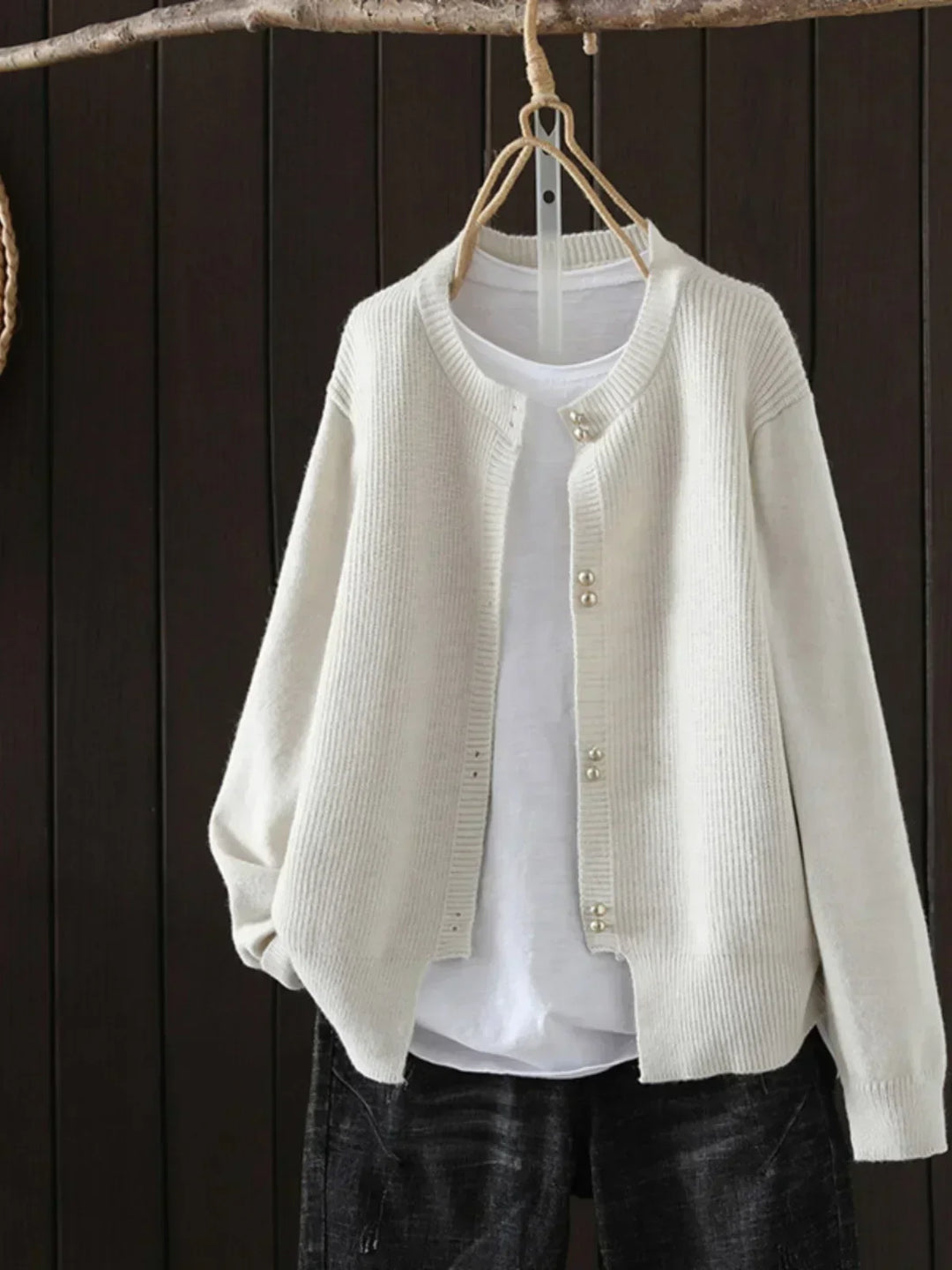 Elara - Perlenknopf Cardigan
